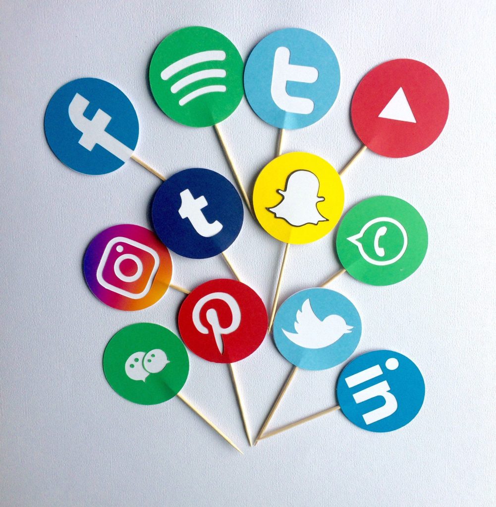 ما هو التسويق عبر وسائل التواصل الاجتماعي؟ كيف يعزز نمو الأعمال؟